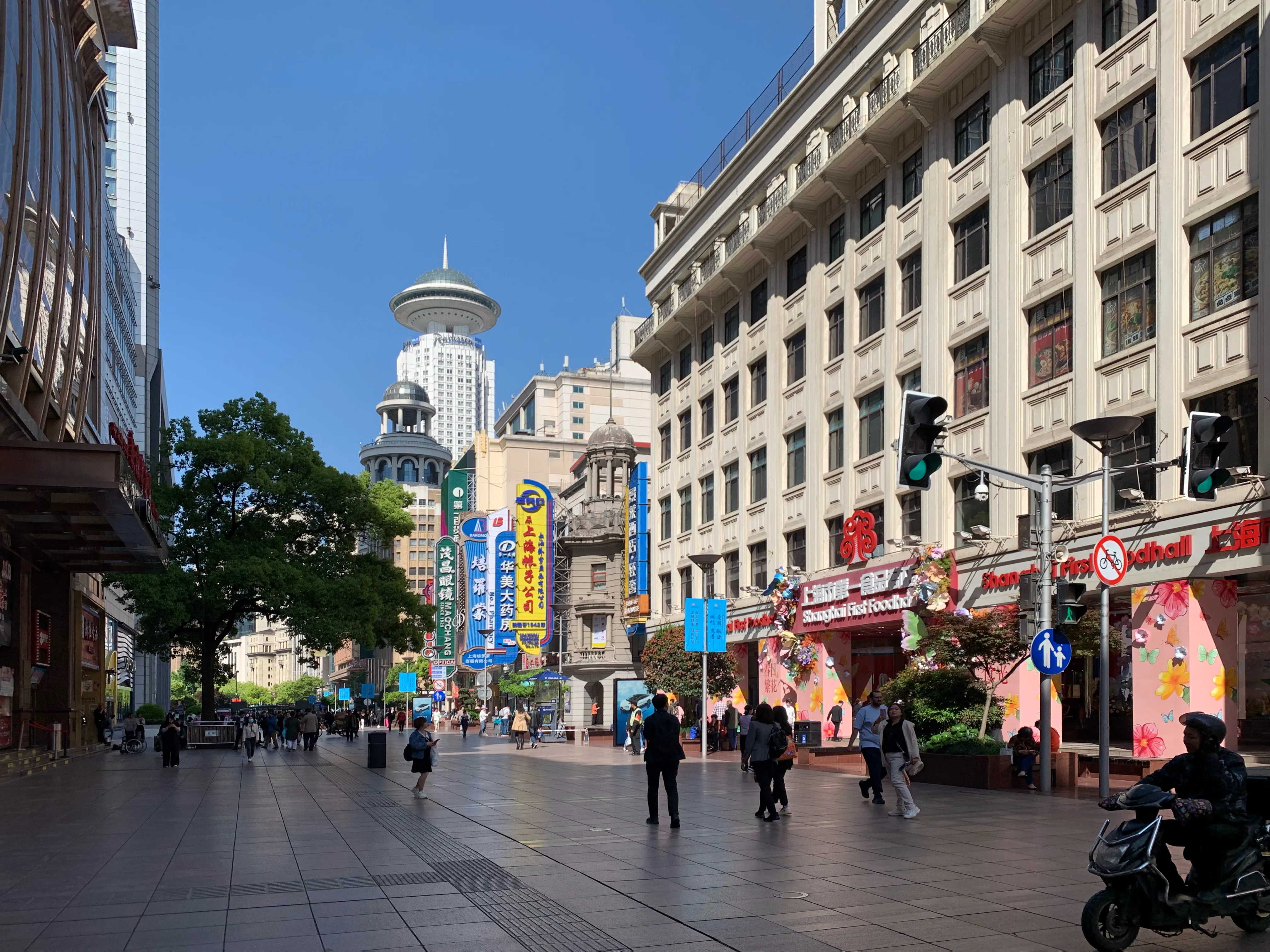 2024-Apr_Shanghai_East_Nanjing_Road_morning_01.jpg